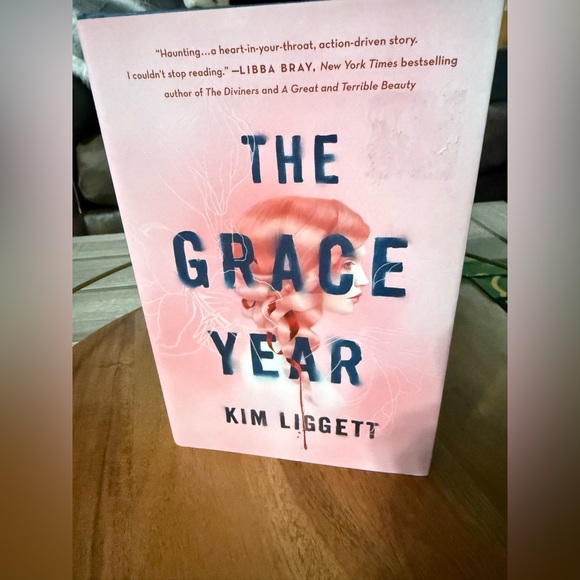 🤓 The Grace Year by Kim Liggett Book - Picture 1 of 4